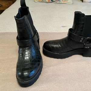 Dirty Laundry never worn.  Size 9 1/2. Great style looks great with any outfit.